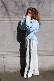 blauwe blouse dames pose op straat ladylike