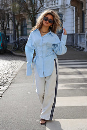 blauwe blouse dames streetstyle pose ladylike