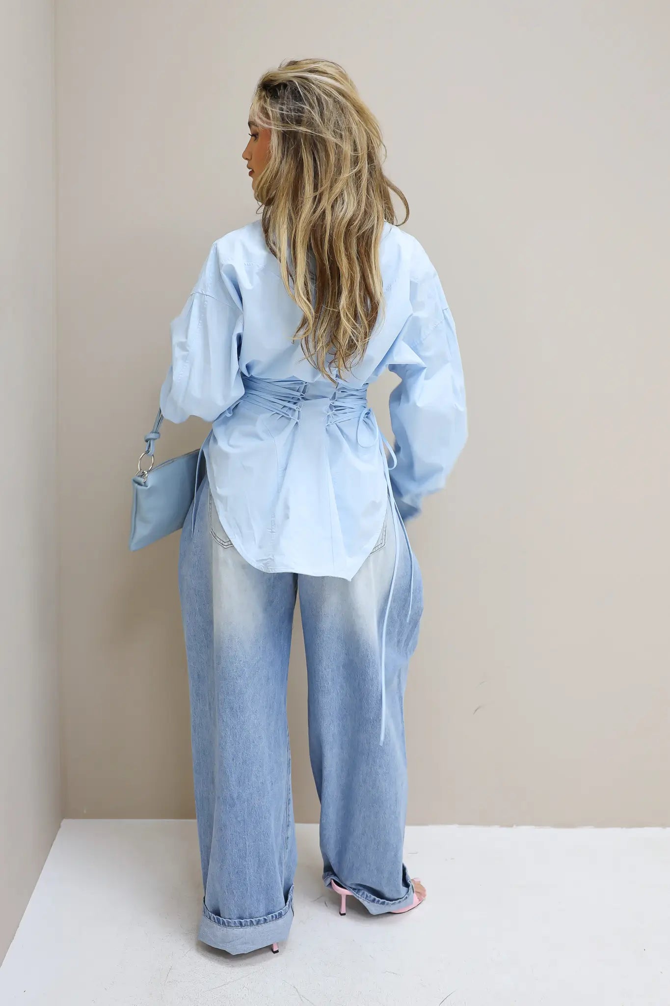 blauwe blouse dames studio close up ladylike