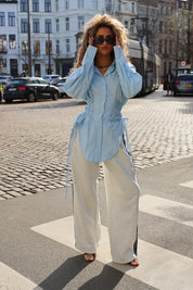 blauwe blouse dames studio outfit ladylike