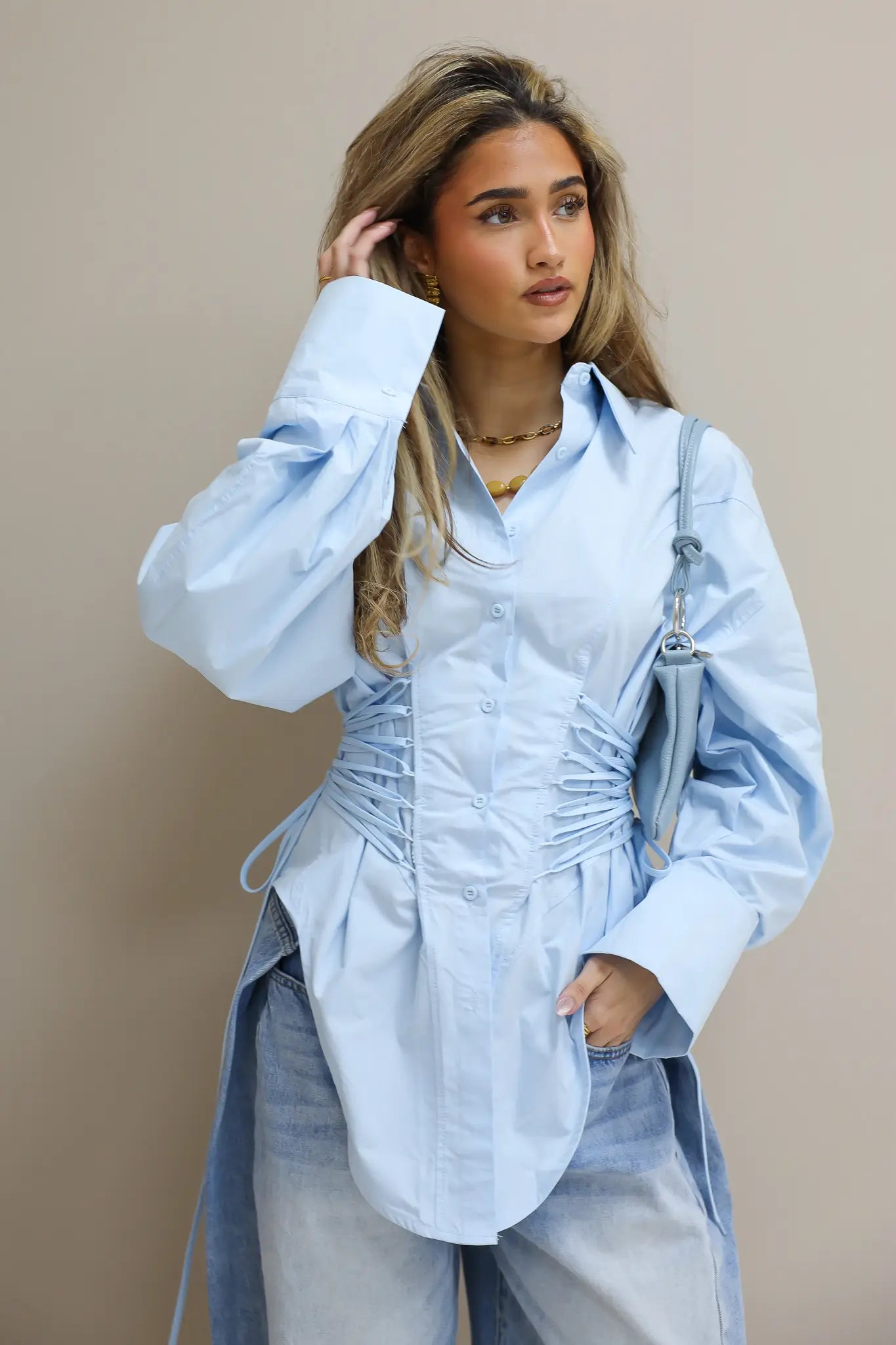 blauwe blouse dames studio pose ladylike