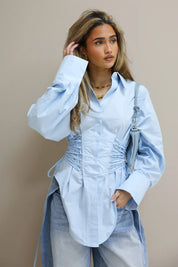 blauwe blouse dames studio pose ladylike