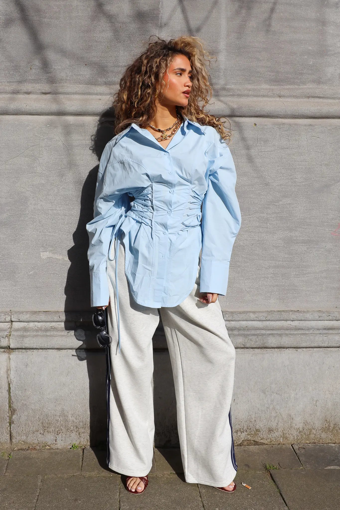 blauwe blouse dames zijkant pose ladylike