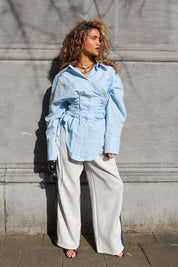 blauwe blouse dames zijkant pose ladylike