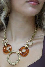 close-up van gouden ketting met bruine accenten op bruine body