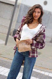 Bordeaux blouse met ruitprint dames gedragen met blauwe jeans