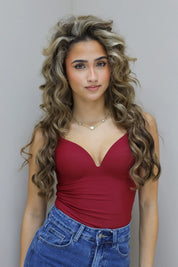 Model staat recht voor de camera met handen naast lichaam