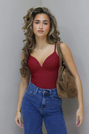 Model toont de volledige outfit met jeans en bodysuit