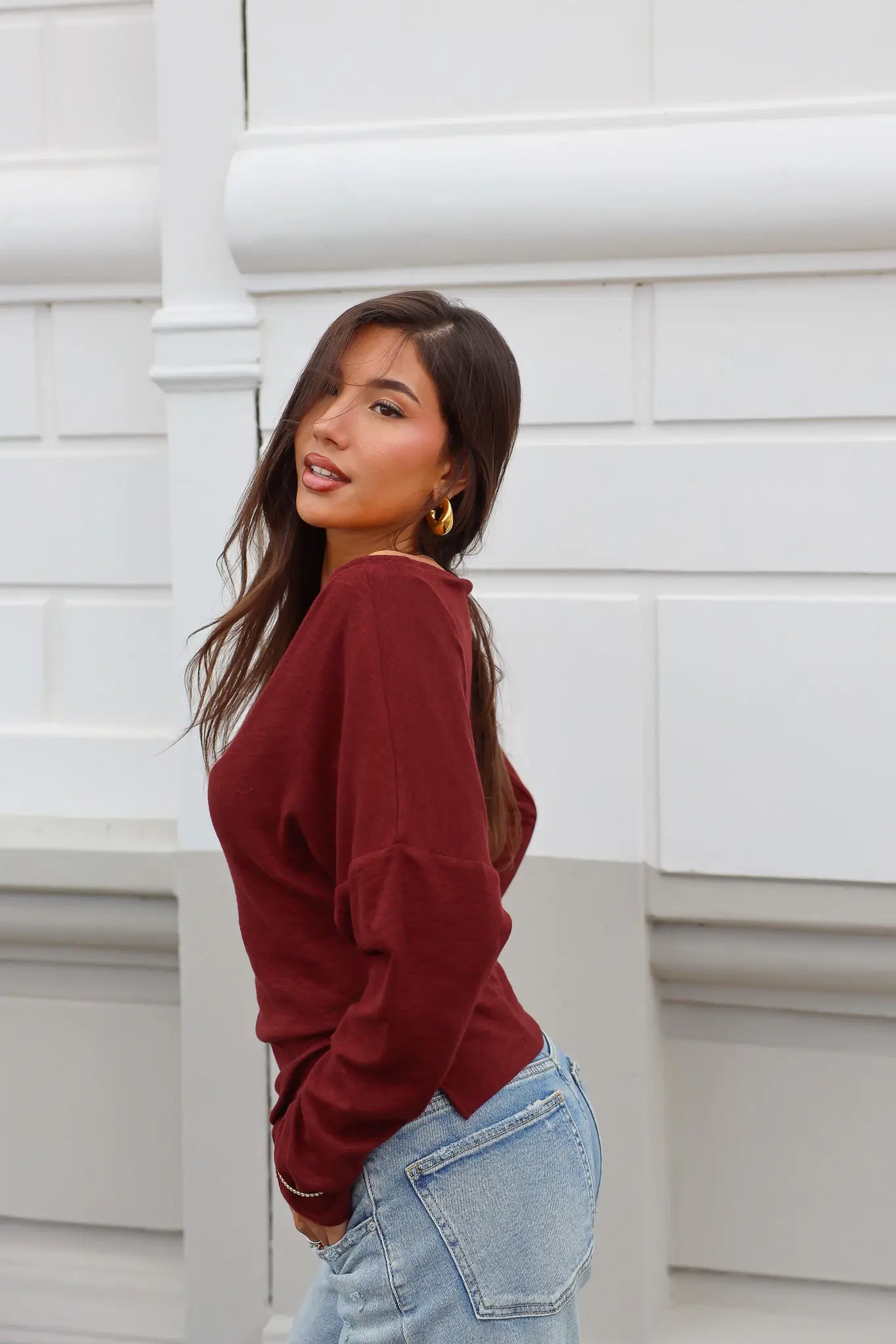 Bordeaux longsleeve dames gecombineerd met jeans