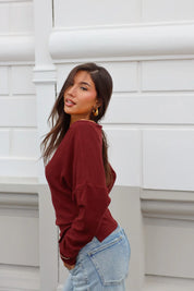 Bordeaux longsleeve dames gecombineerd met jeans