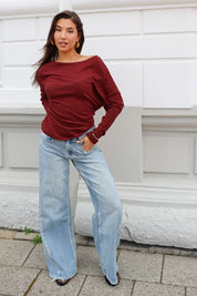 Bordeaux shirt dames gecombineerd met wide leg jeans
