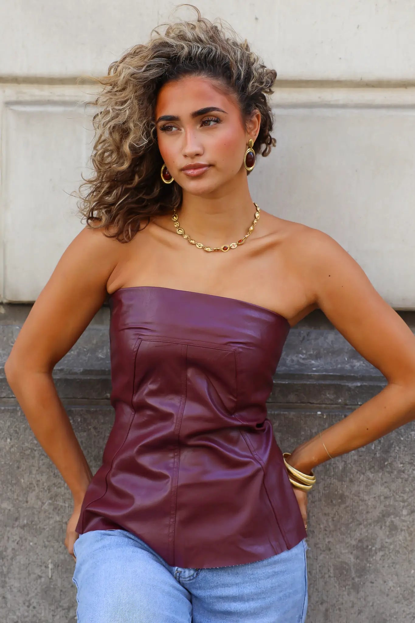 Bordeaux strapless top dames gecombineerd met jeans