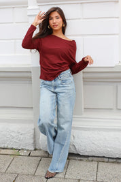 Bordeaux top dames gecombineerd met lichte jeans