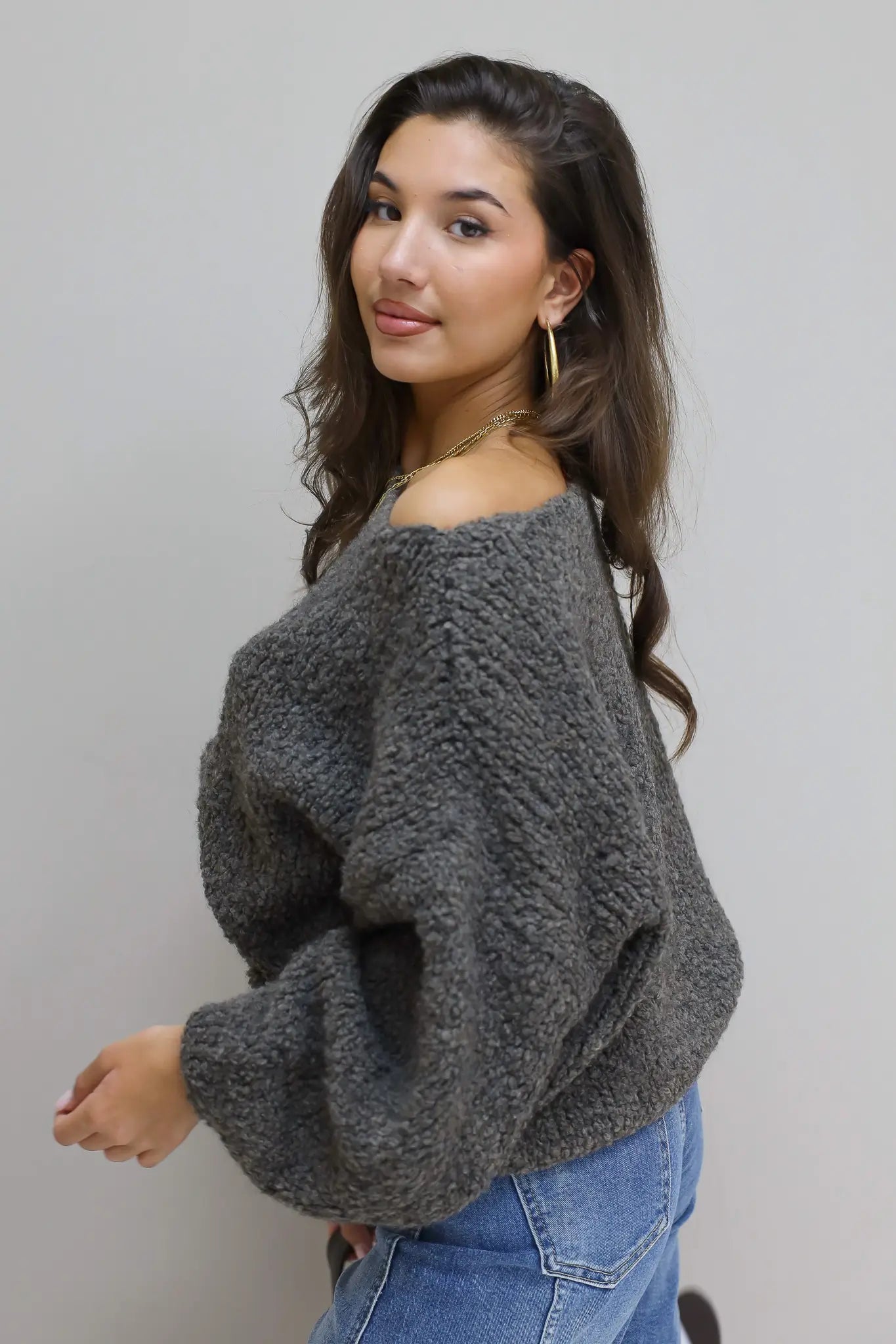 boucle trui grof gebreide trui model zijaanzicht licht gedraaid