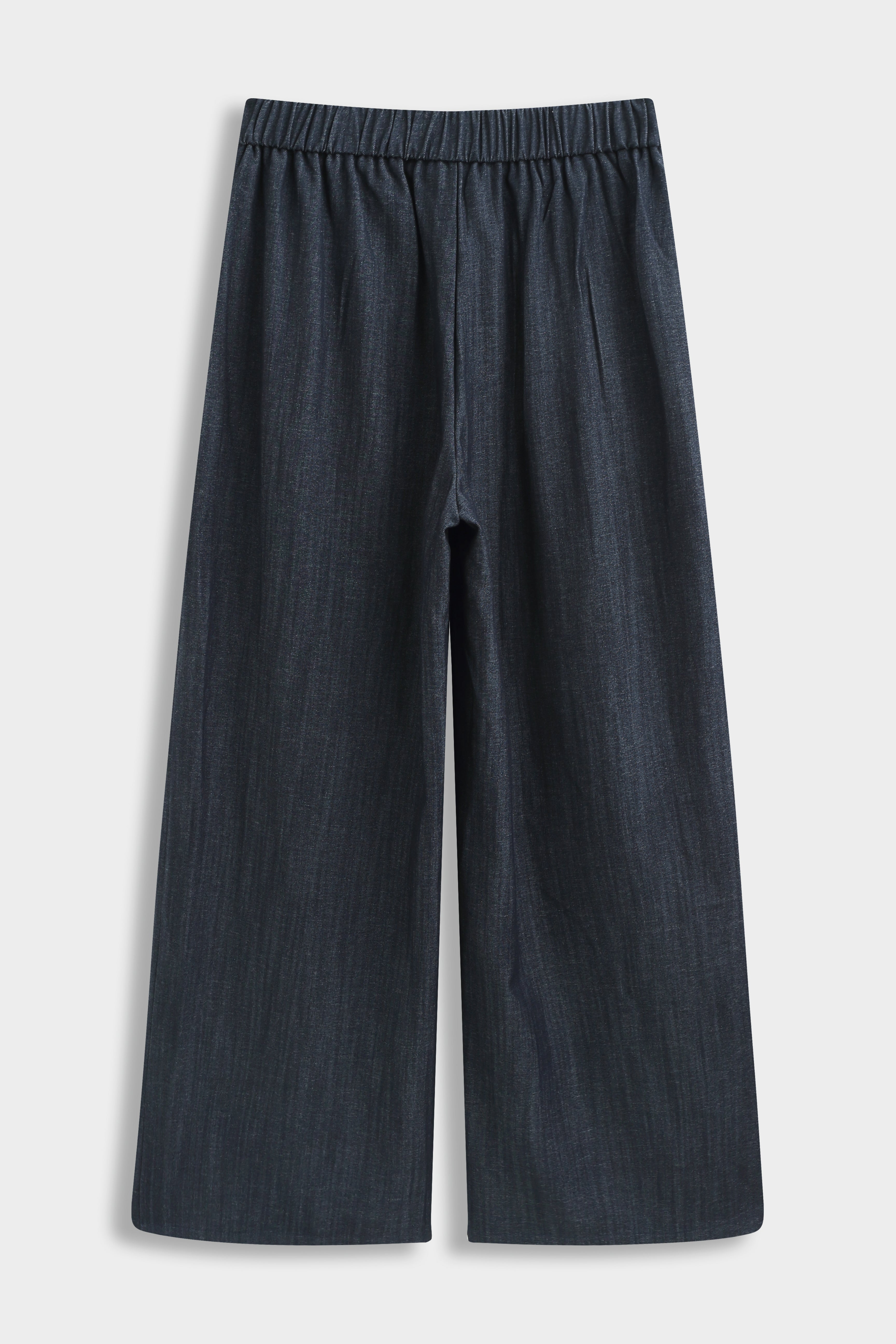 Productfoto van de achterkant van een donkerblauwe wide fit damesbroek met wijde pijpen en elastische tailleband op een lichte achtergrond.