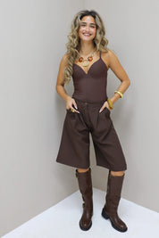 Bruine bodysuit met knielaarzen volledig in beeld