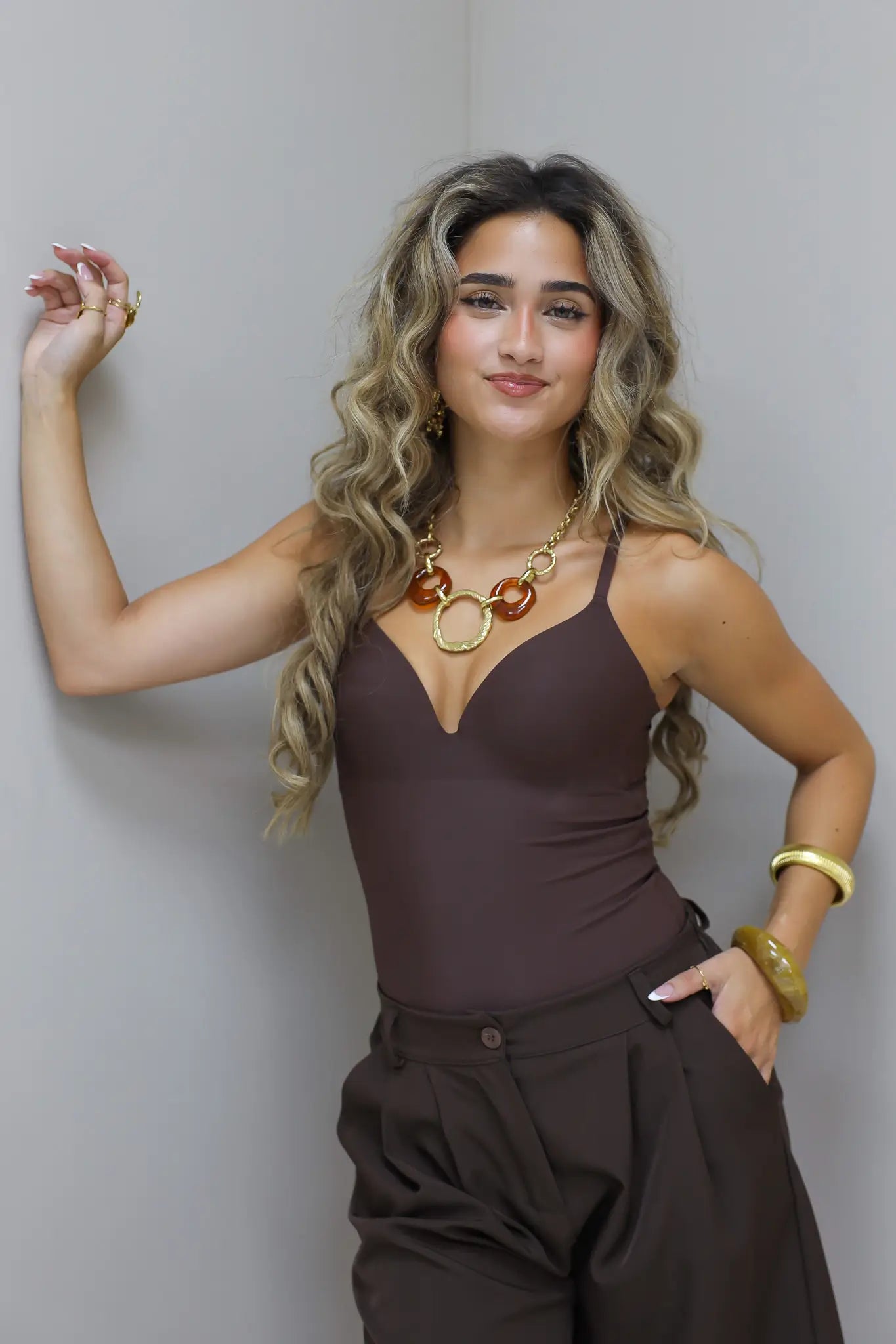 Bruine bodysuit recht vooruit gefotografeerd met losse armen