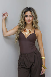 Bruine bodysuit met wijde broek recht vooruit gefotografeerd