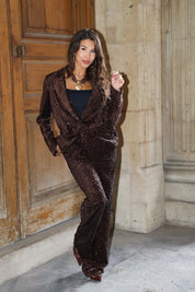 bruin party pak model wandelend richting camera buiten