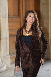 bruin party pak model vooraanzicht bij houten deur