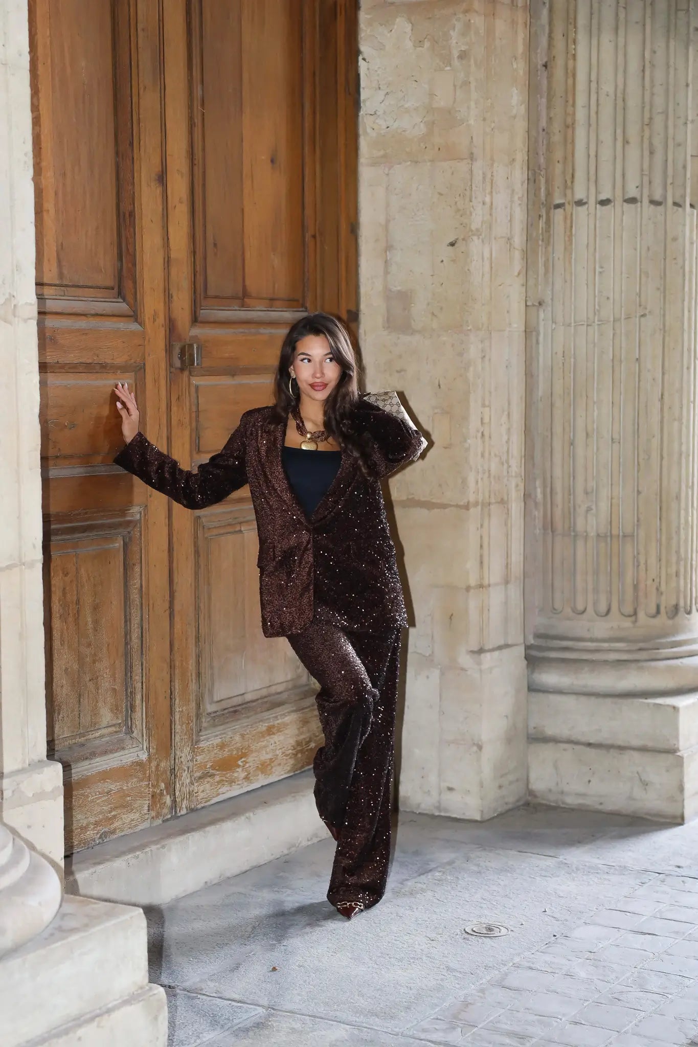 bruin party pak model wandelend richting camera