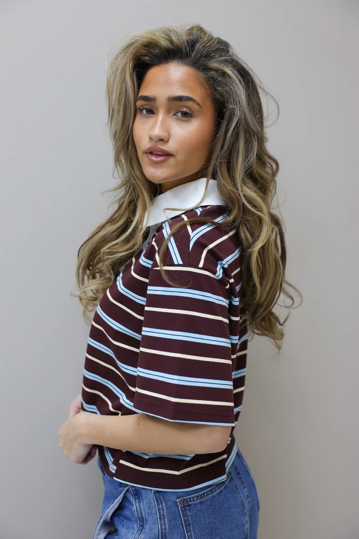 zijaanzicht bruin gestreept polo t shirt dames