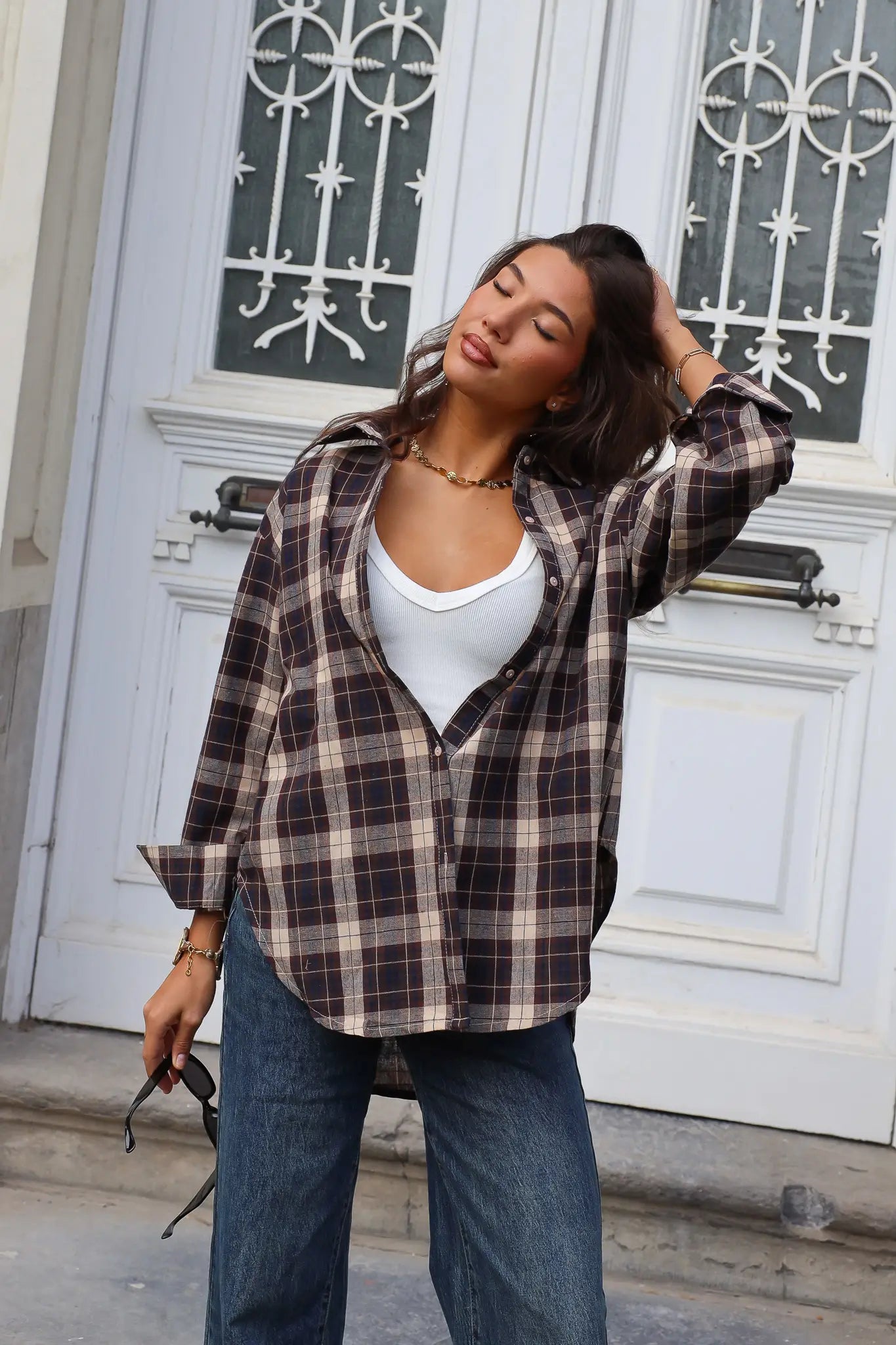 Bruine blouse met ruitprint dames en blauwe jeans
