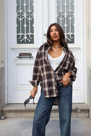 Bruine geruite blouse dames gedragen over een witte top