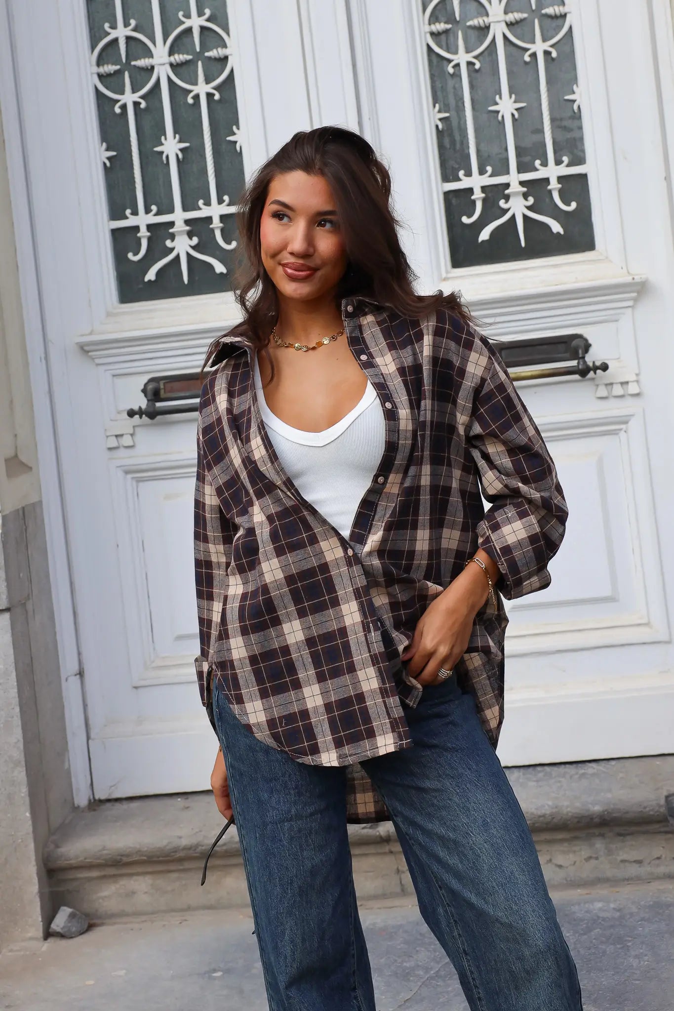 Bruine ruit blouse dames gedragen met wide leg jeans