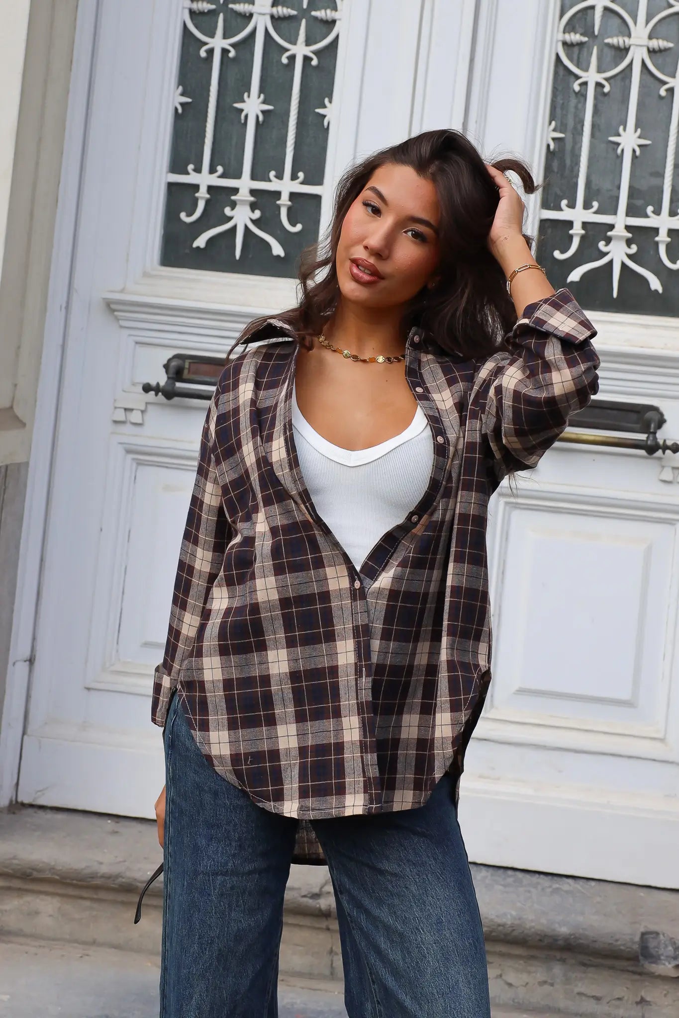 Bruine ruitjes blouse dames gecombineerd met witte basic top