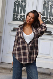 Bruine ruitjes blouse dames gecombineerd met witte basic top