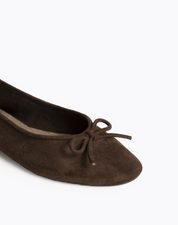 Bruine suède ballerina van bovenaf