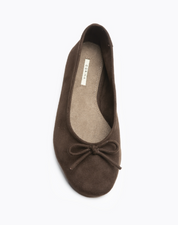 Ballerina in bruin suède gefotografeerd vanaf rechts