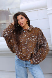 Bruine Bambi print jas dames gecombineerd met jeans