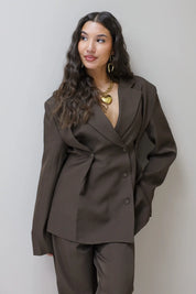 model draagt bruine blazer met pantalon vooraanzicht