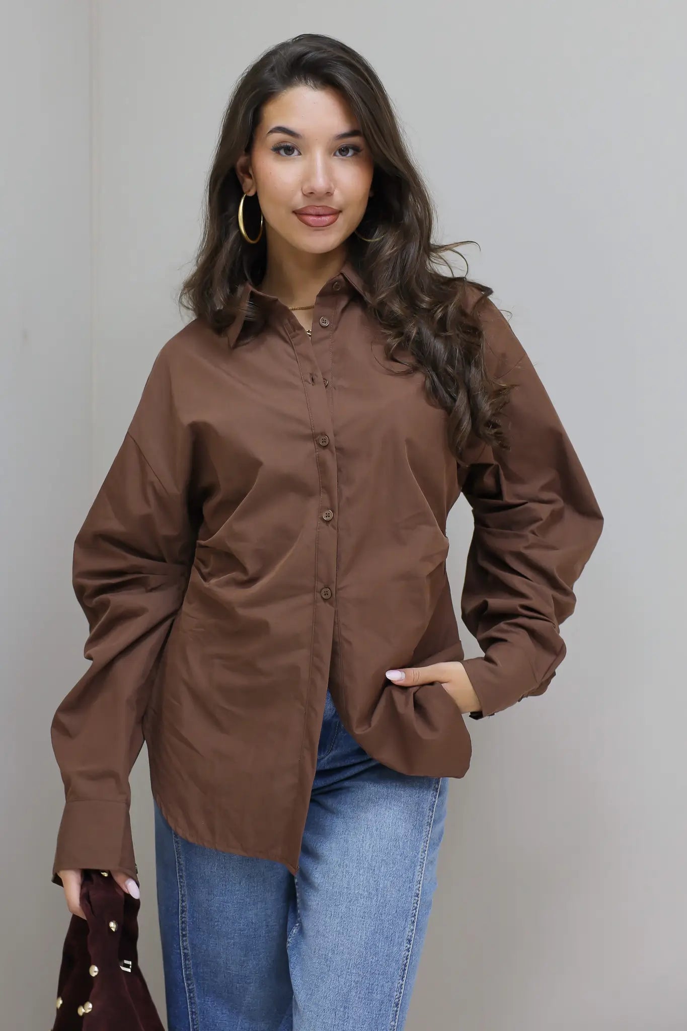 bruine blouse model achterkant zijaanzicht