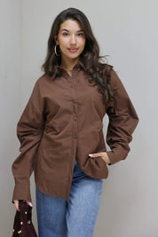 bruine blouse model achterkant zijaanzicht