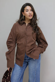 bruine blouse model rechtdoor vooraanzicht