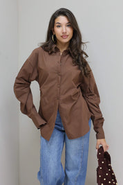 bruine blouse model licht gedraaid vooraanzicht