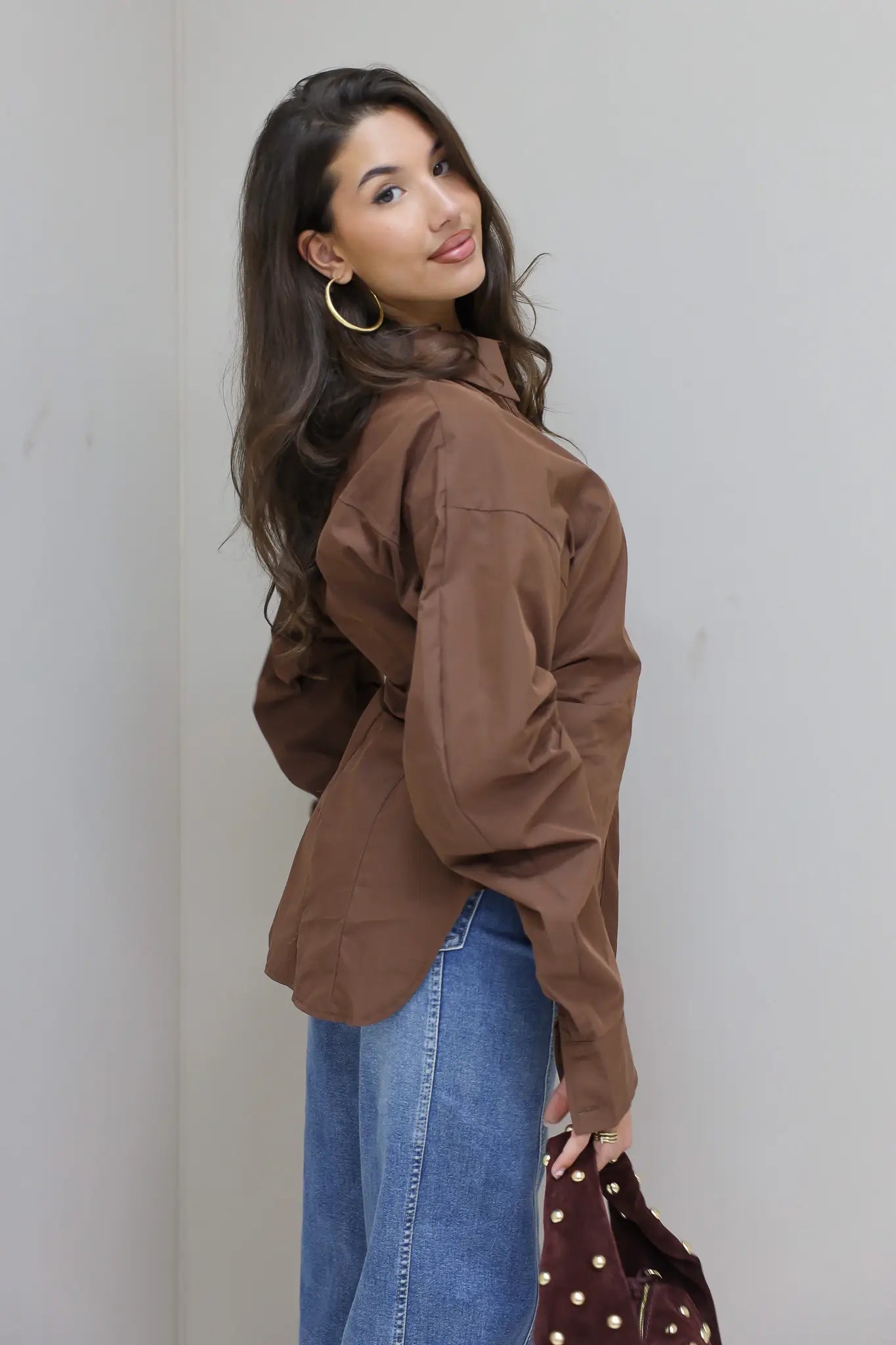 bruine blouse model staand zijaanzicht