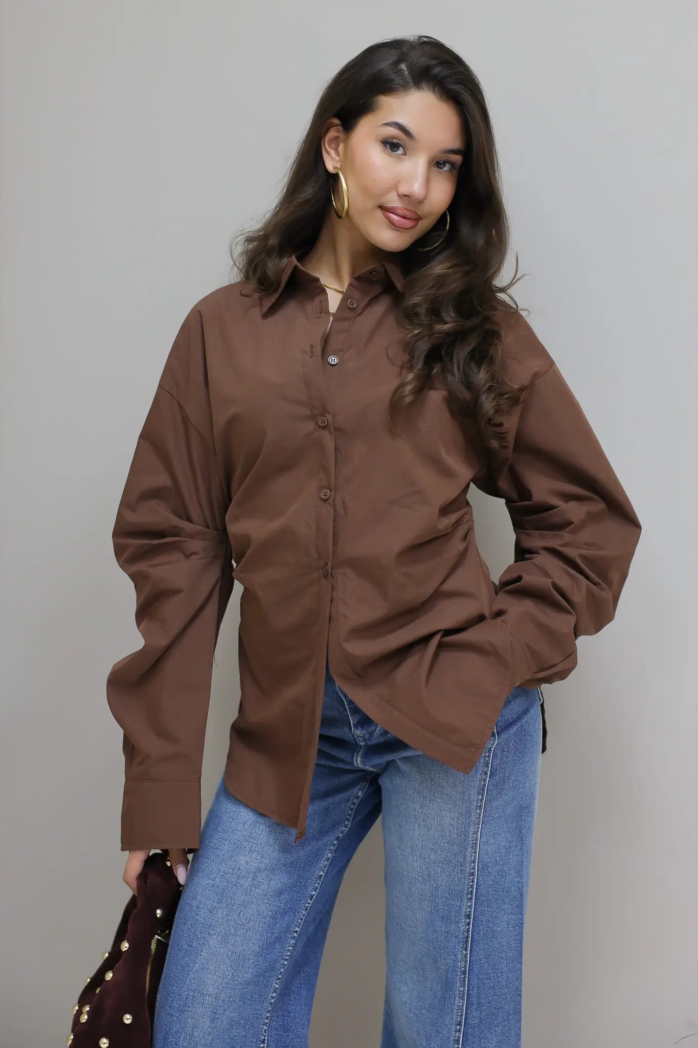 bruine blouse close up vooraanzicht met model