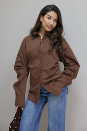 bruine blouse close up vooraanzicht met model