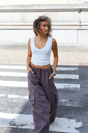 Bruine cargo broek dames in een casual outfit