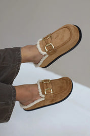 Close-up van benen met bruine instappers met bontvoering