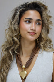 close-up van bruine ketting met hart hanger, detail van top