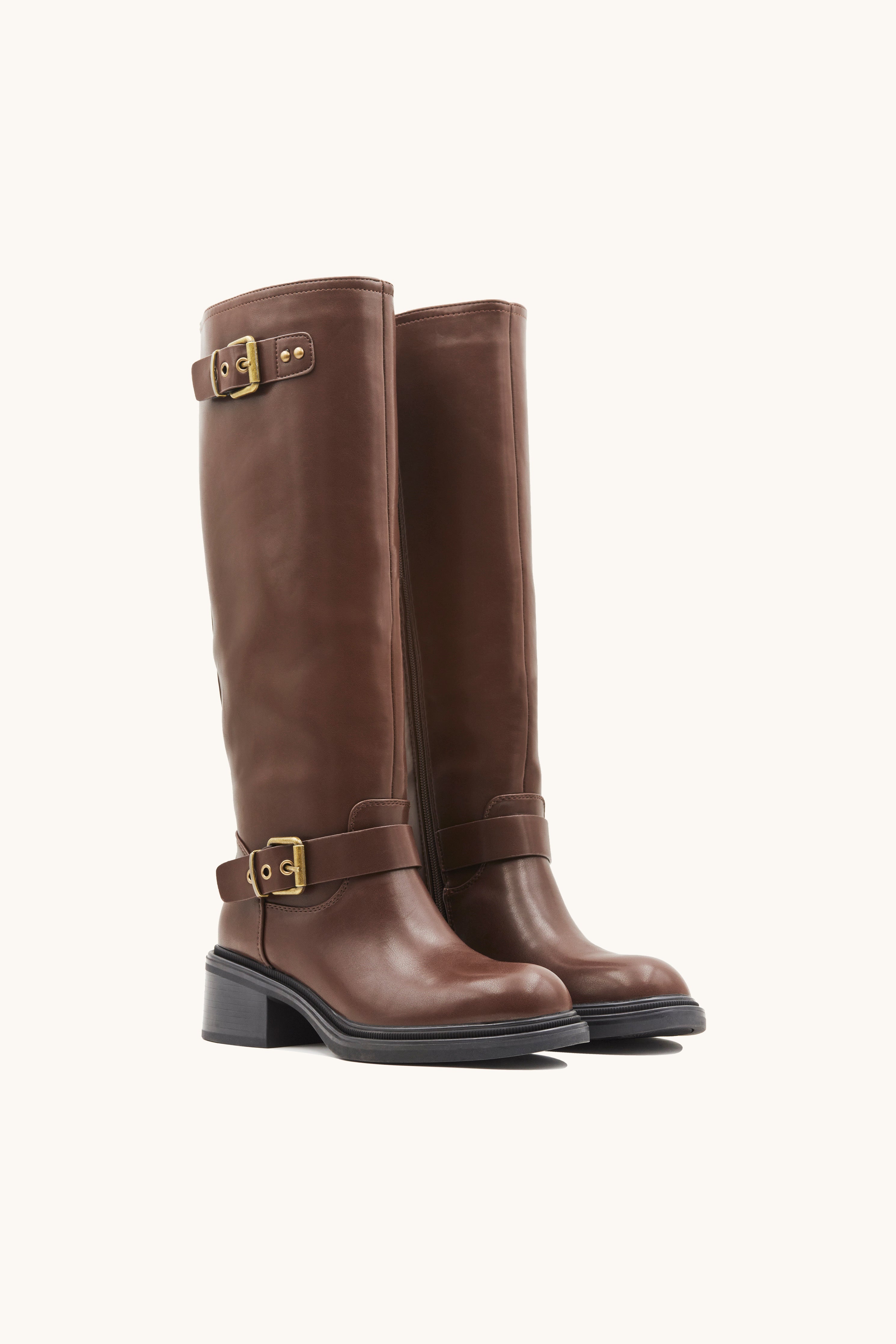 Zijaanzicht van bruine lange laars met twee gouden gespen