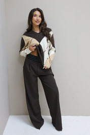 model in bruine pantalon voor kantoor of nette outfits