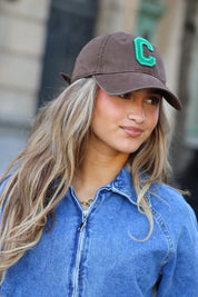 model draagt bruine pet dames close up