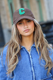 model draagt bruine pet dames portret foto