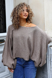 Bruine slouchy trui dames gecombineerd met jeans